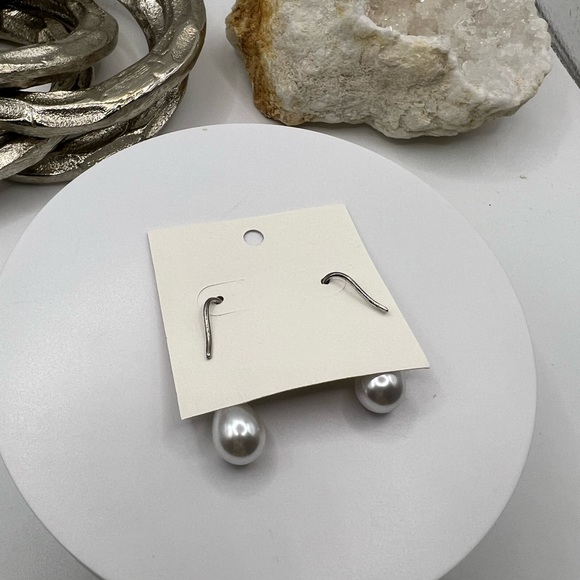 Baroque Style Faux Pearl‎ Earrings W/ Crystals NEW - Picture 5 of 5